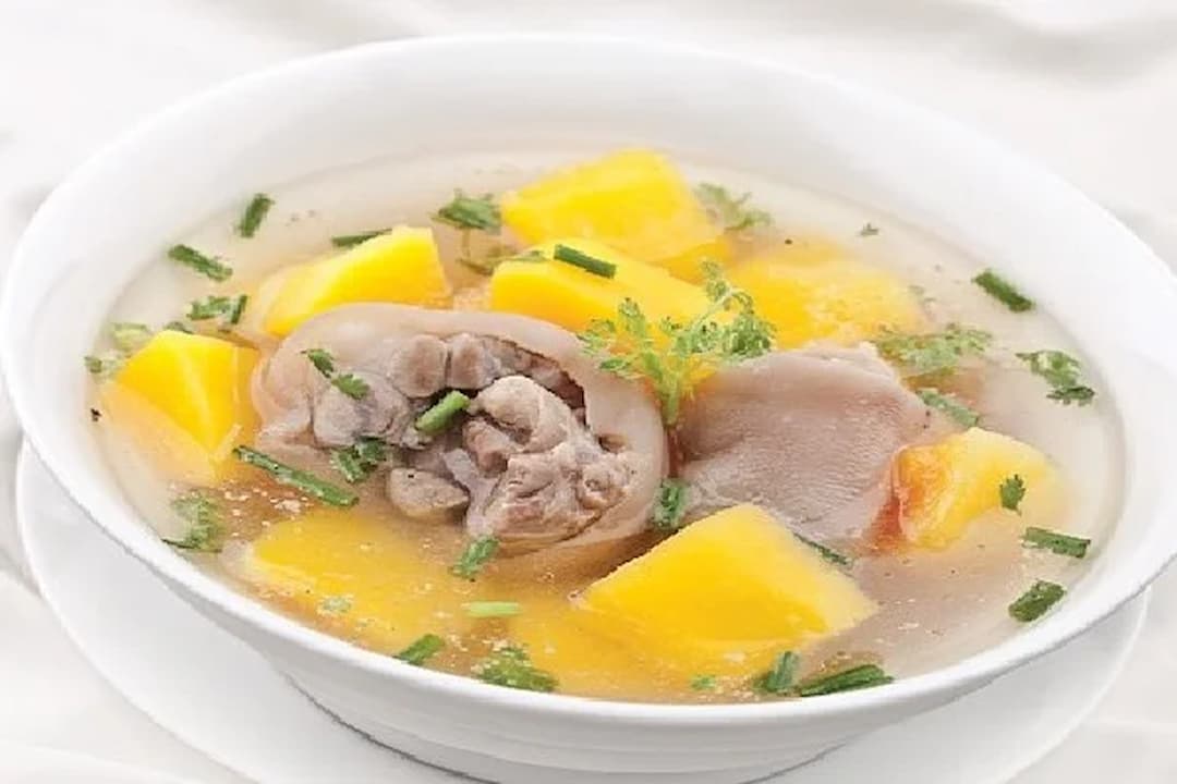 Canh bí đỏ hầm đuôi heo